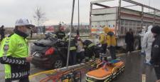 Otomobil park halindeki kamyonun altına girdi: 2 ölü
